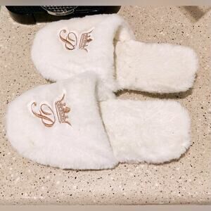 P initial faux fur slippers